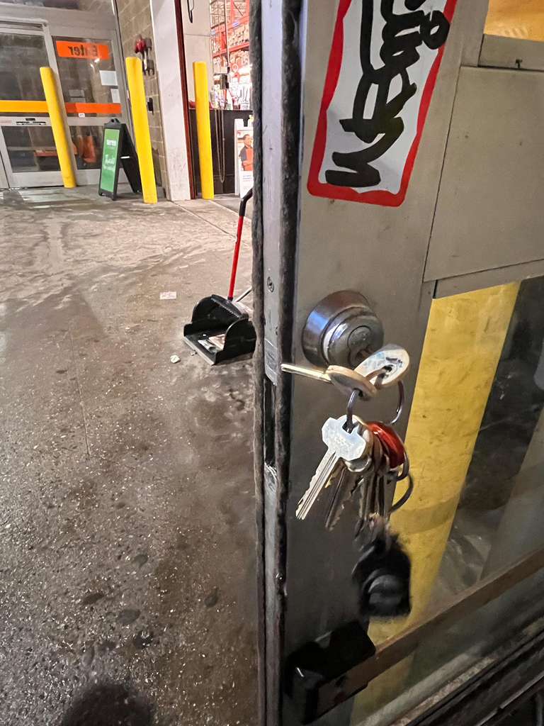 Emergency locksmith Arlington — keys in lock